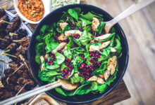 low-carb Bowl mit Salat. Auf dem Bild sieht man auch noch Hähnchen und viele weitere leichte Zutaten