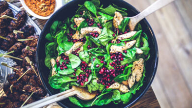 low-carb Bowl mit Salat. Auf dem Bild sieht man auch noch Hähnchen und viele weitere leichte Zutaten