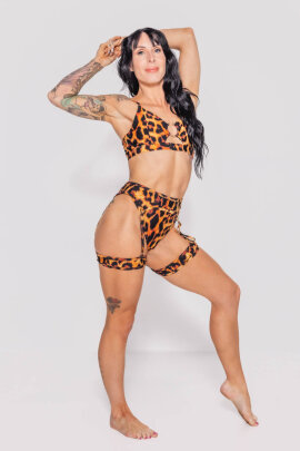 AMBR Designs Hook Crop Top Fierce XL
