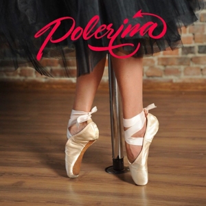Polerina Logo über Nahaufnahme Füße von Model mit Ballerina und Tütü vor Pole Dance Stange
